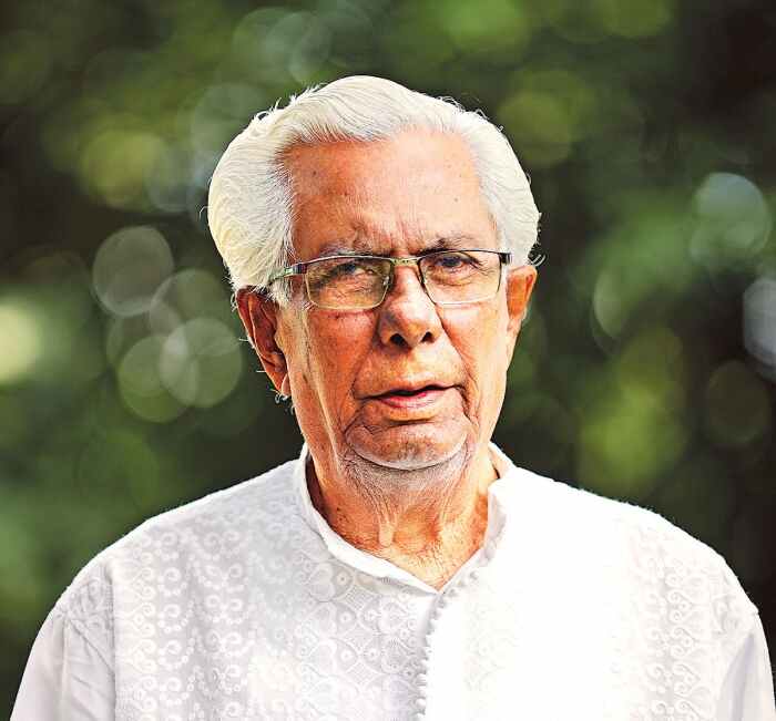 লাইনচ্যুত ট্রেনের মতো রাজনীতিও লক্ষ্যচ্যুত