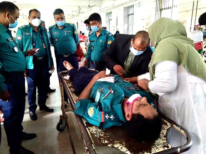 রাজশাহীতে সার্জেন্টকে পেটানো যুবক শনাক্ত, মামলা