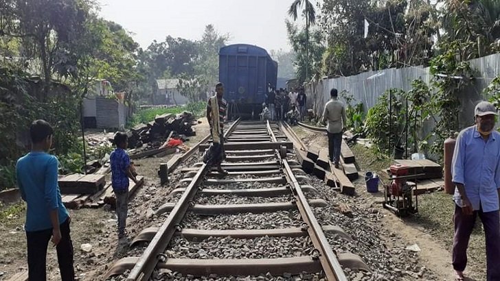 ২০ ঘণ্টা পরও ৪ জেলায় রেল যোগাযোগ বন্ধ, তদন্ত কমিটি গঠন
